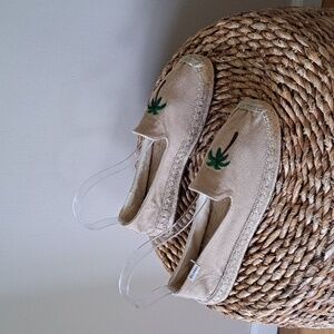 NWOT Soludos Womens Flat Tan Canvas Espadrille Loafers Palm Tree Embroidered S-9